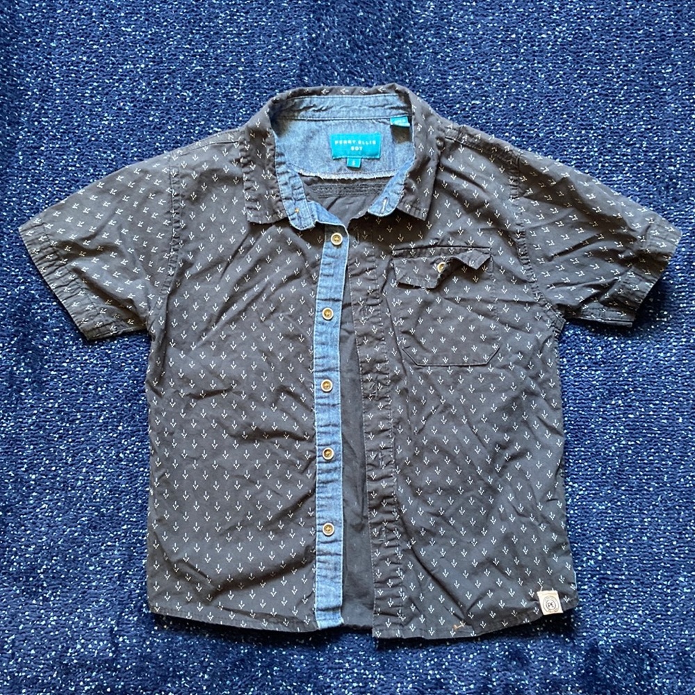 Boys Perry Ellis button up short sleeve shirt size 5. Denim accents, blue shirt